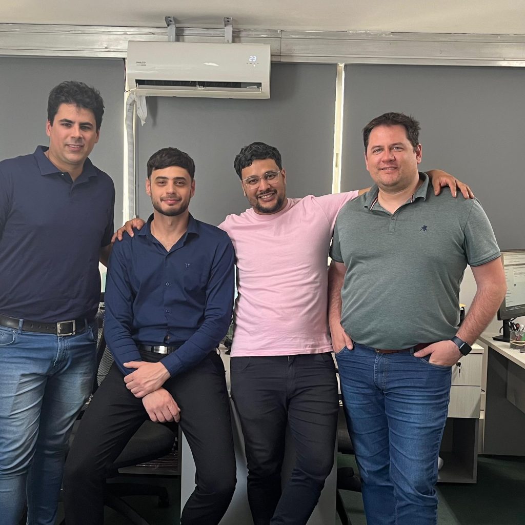 Cuatro hombres de pie en una oficina