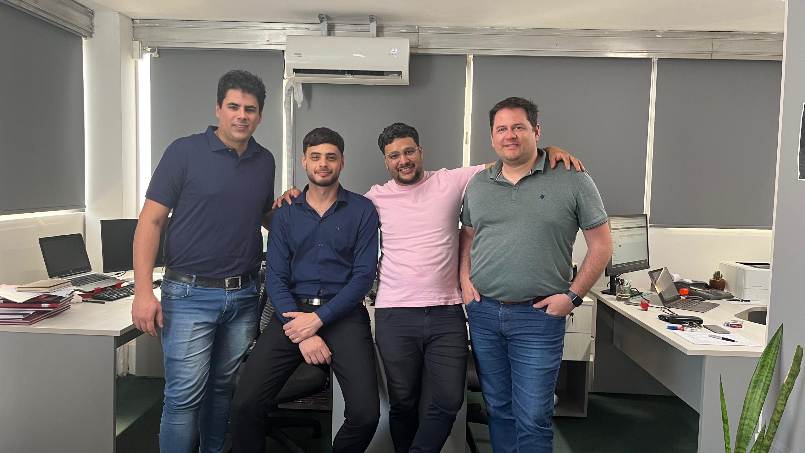 Cuatro hombres de pie en una oficina